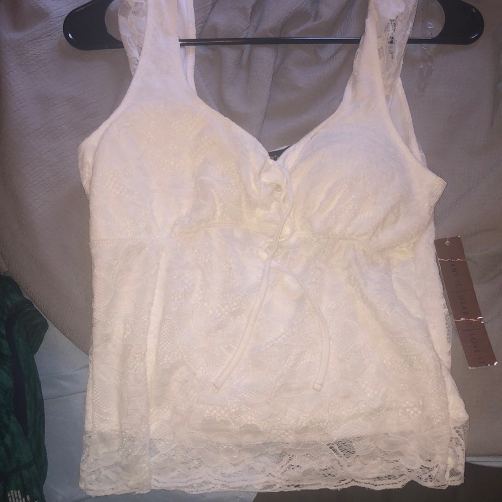 White sequenced flower tank perfect for a picnic or a walk in the nature